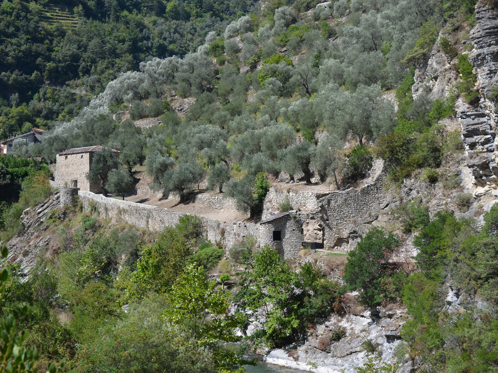 Vestiges du syst me de fortifications du village de Breil sur Roya